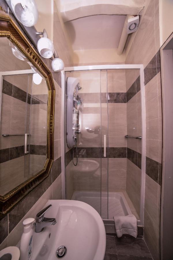 Отель Well Come - Palazzo Reale Неаполь Экстерьер фото
